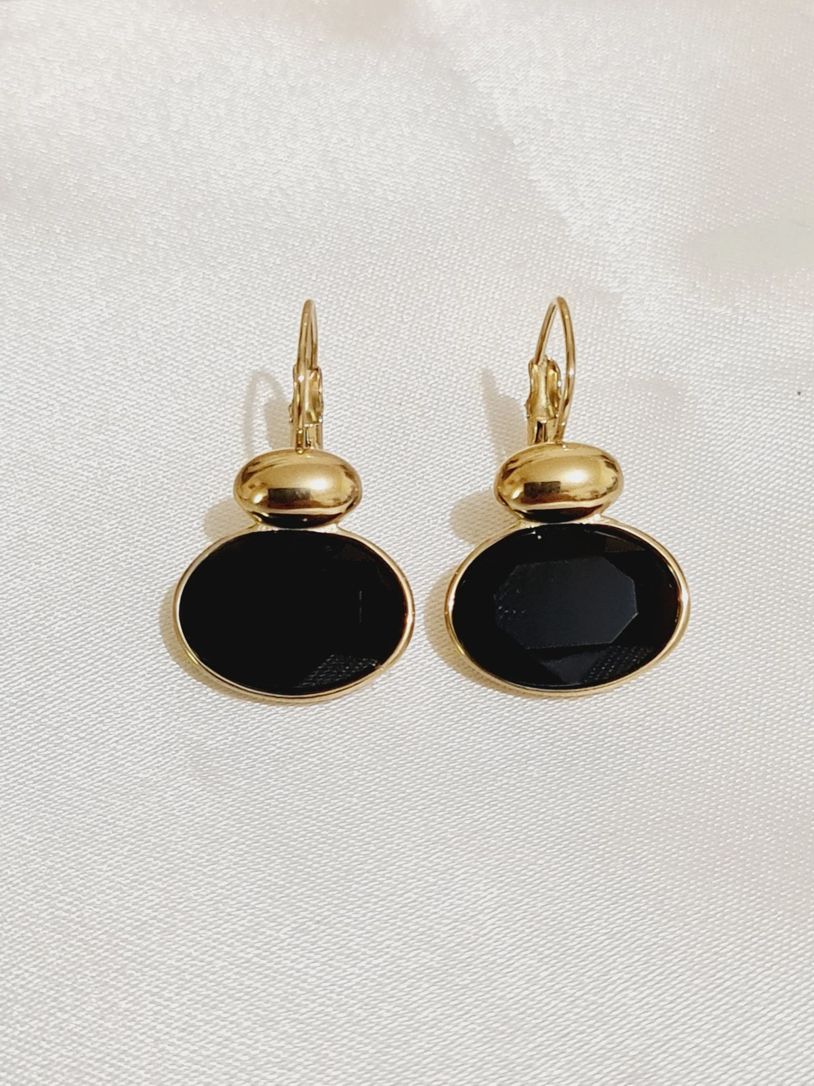 Boucles d'oreilles dorées cristaux noirs
